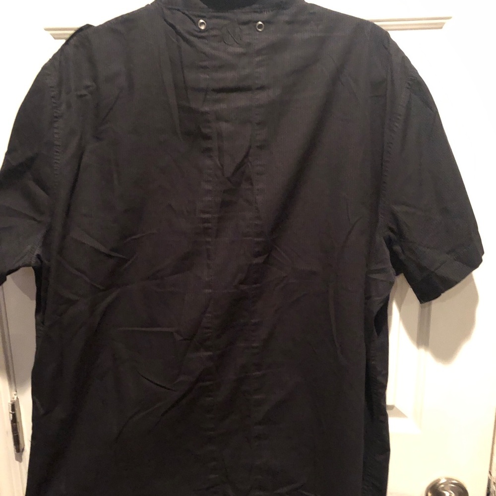 Snap close short sleeve fitted shirt